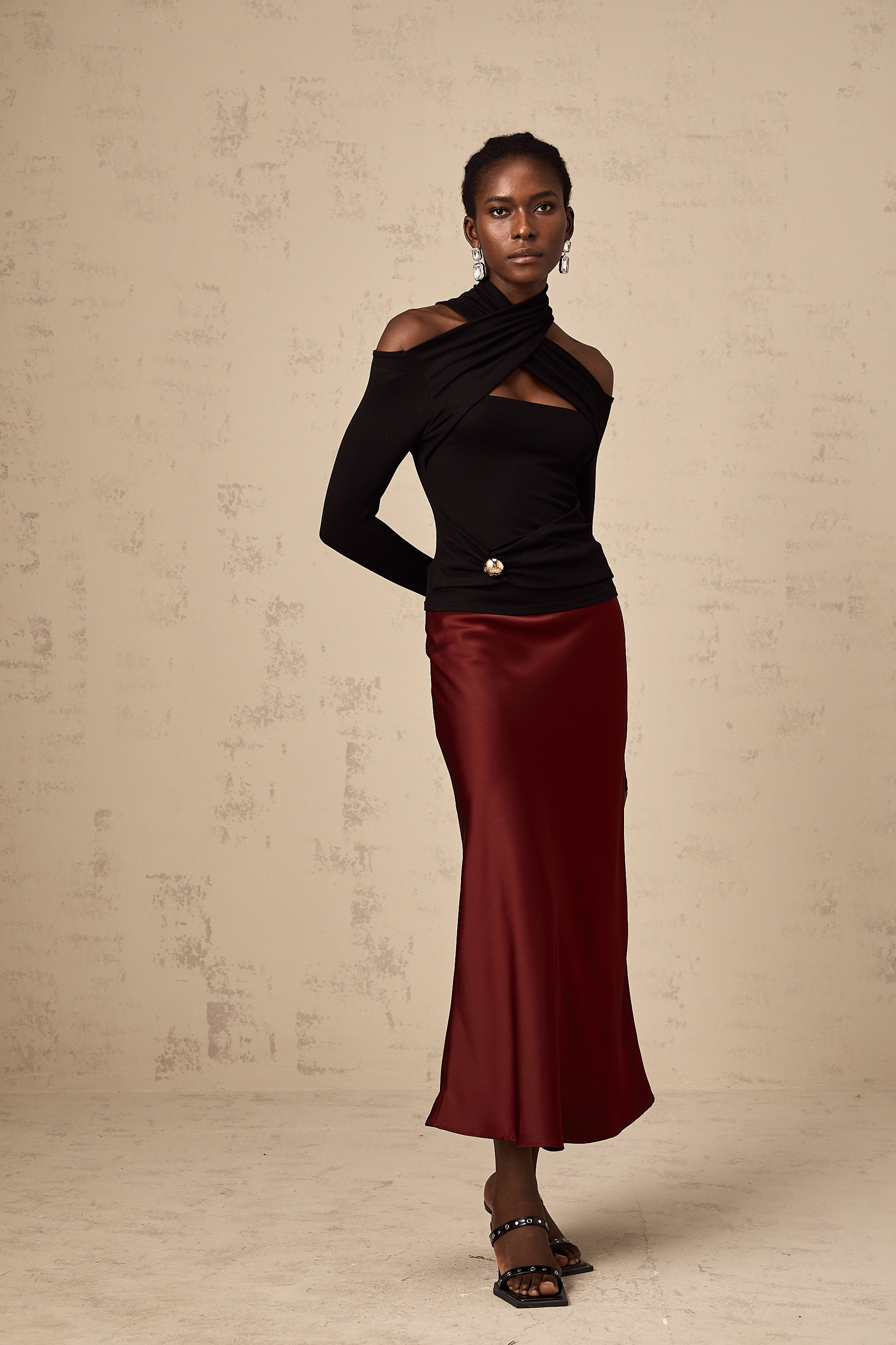 Czarna bluzka ze skrzyżowanym dekoltem i wycięciem na ramiona