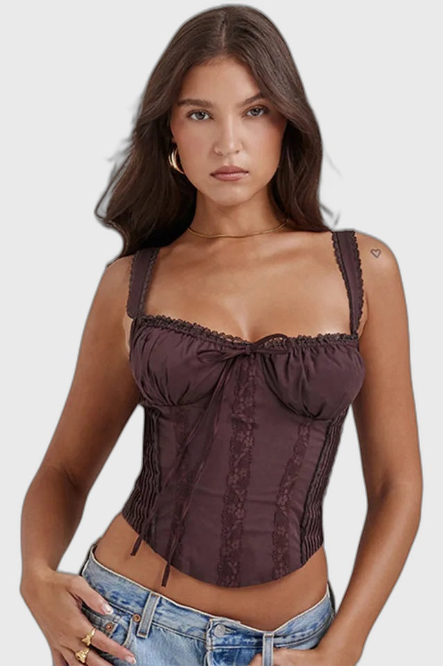 Kobieta w koronkowym topie corset bez rękawów