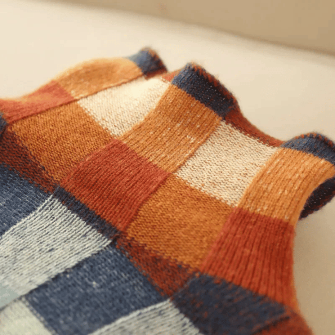 Damski sweter z golfem w patchworkowy wzór