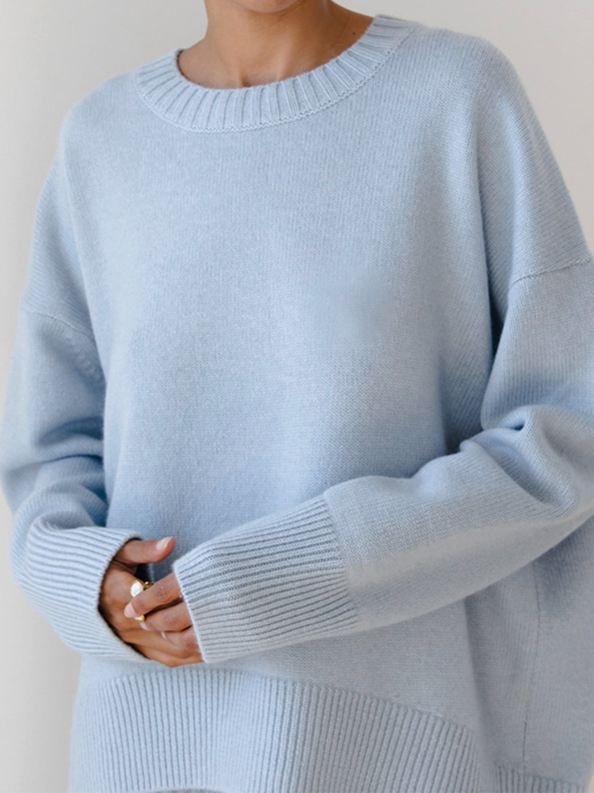 Damski sweter oversize z okrągłym dekoltem i szerokimi ściągaczami