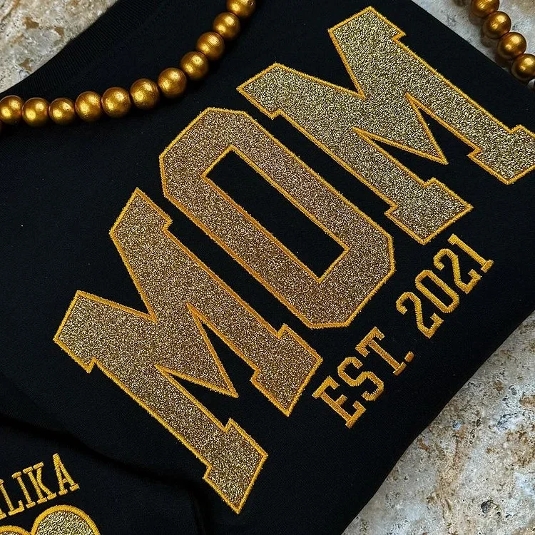 Czarna damska bluza z napisem MOM EST. 2019