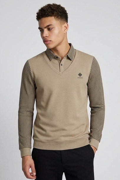 Męski sweter z dekoltem V, gładkim korpusem i kontrastowymi prążkowanymi rękawami