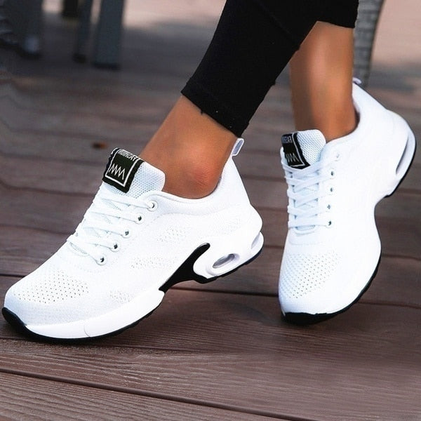 Damskie sneakersy sznurowane z perforowaną cholewką i podwyższoną podeszwą