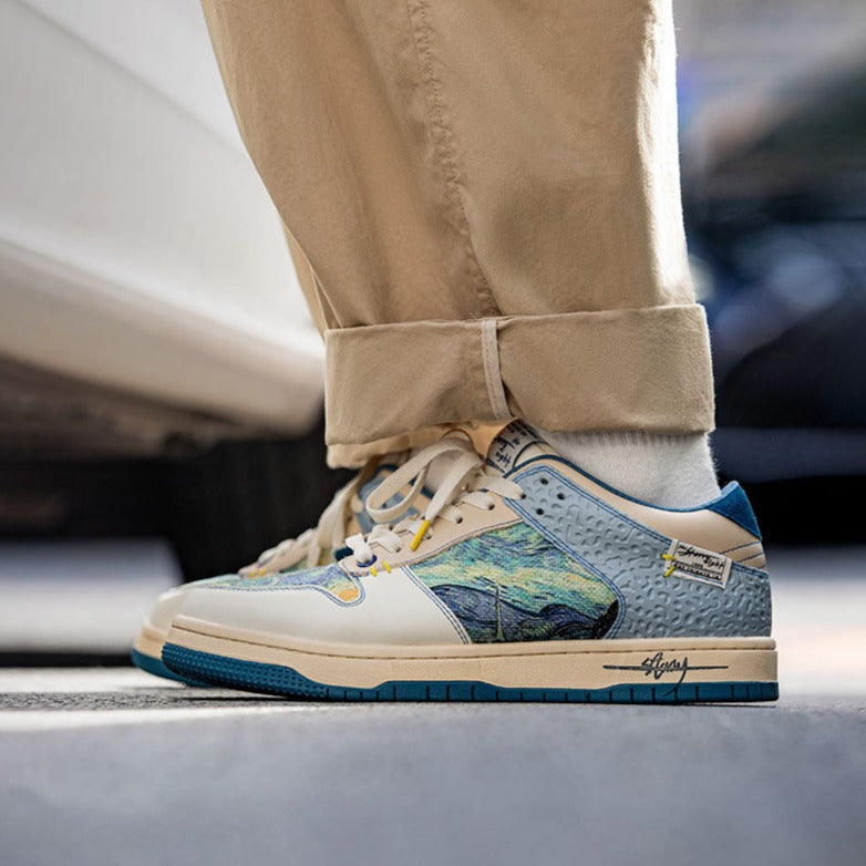Sneakersy z malarskim nadrukiem pejzażu i niebieską podeszwą