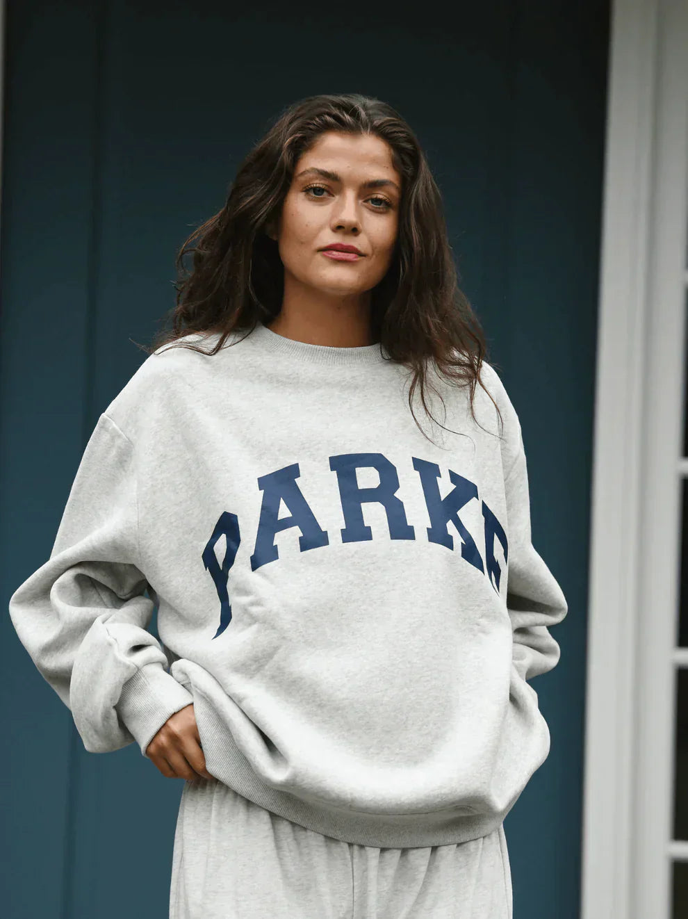 Damska bluza oversize z długimi rękawami i dużą aplikacją literową na przodzie