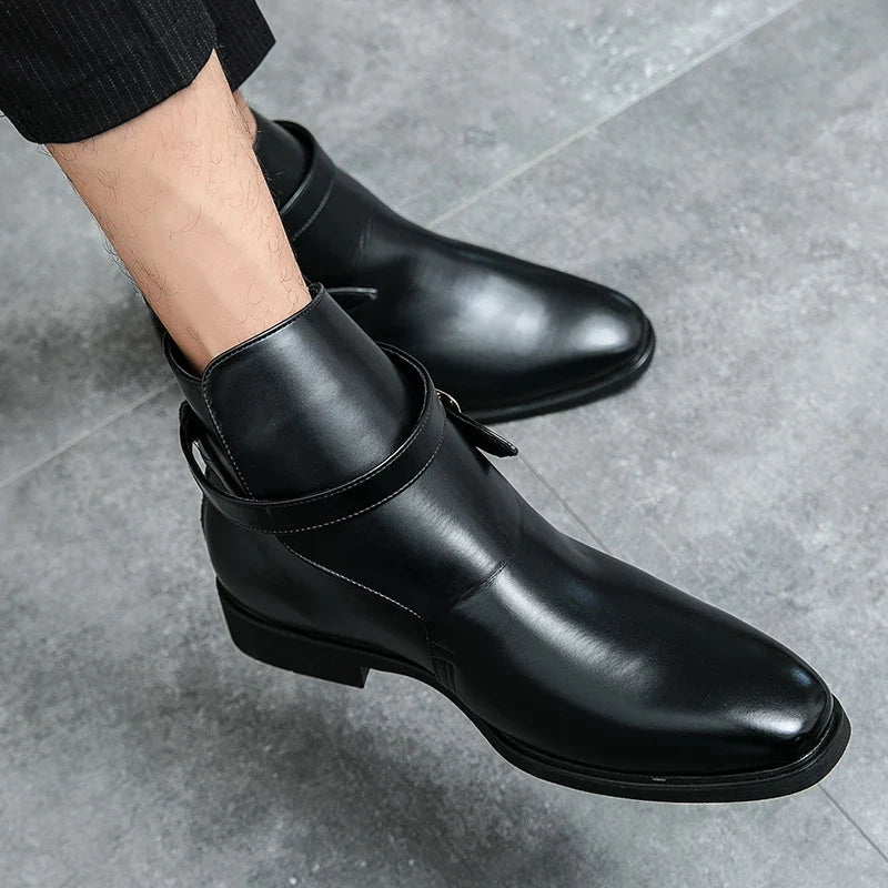 Męskie buty za kostkę z paskiem i klamrą, pokazane w kilku wariantach kolorystycznych