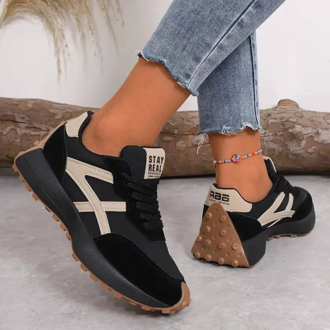 Damskie sneakersy retro ze sznurowaniem, grubą podeszwą i zamszowymi wstawkami