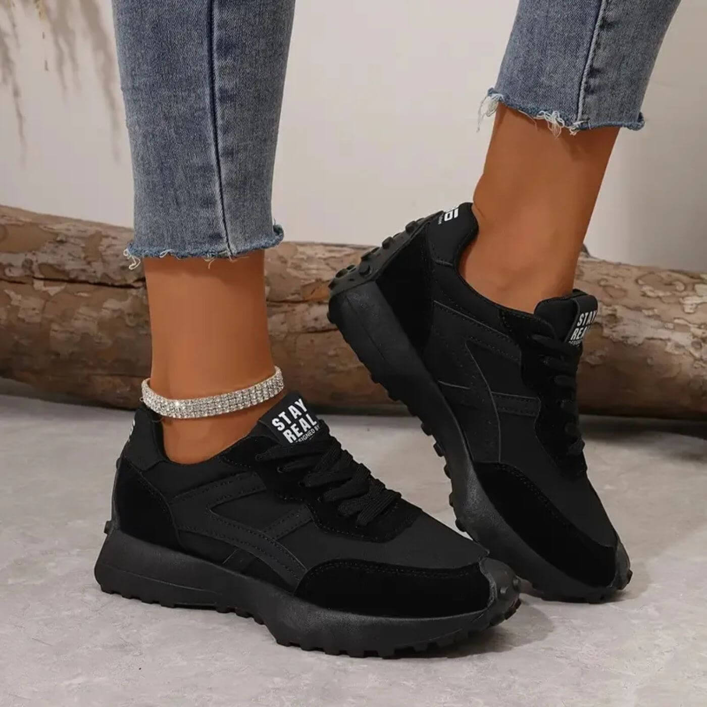 Damskie sneakersy retro ze sznurowaniem, grubą podeszwą i zamszowymi wstawkami