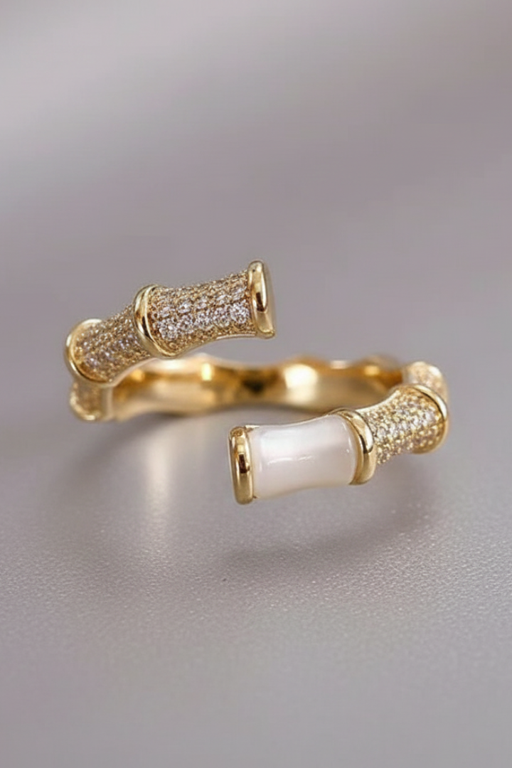 Damski Pierścionek z Naturalnym Opalem i Teksturowaną Obrączką