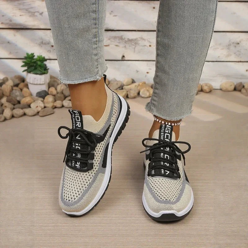 Damskie sneakersy sznurowane z kontrastowymi panelami