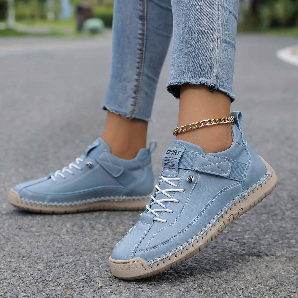 Damskie jasnoniebieskie sneakersy sznurowane z profilowaną podeszwą