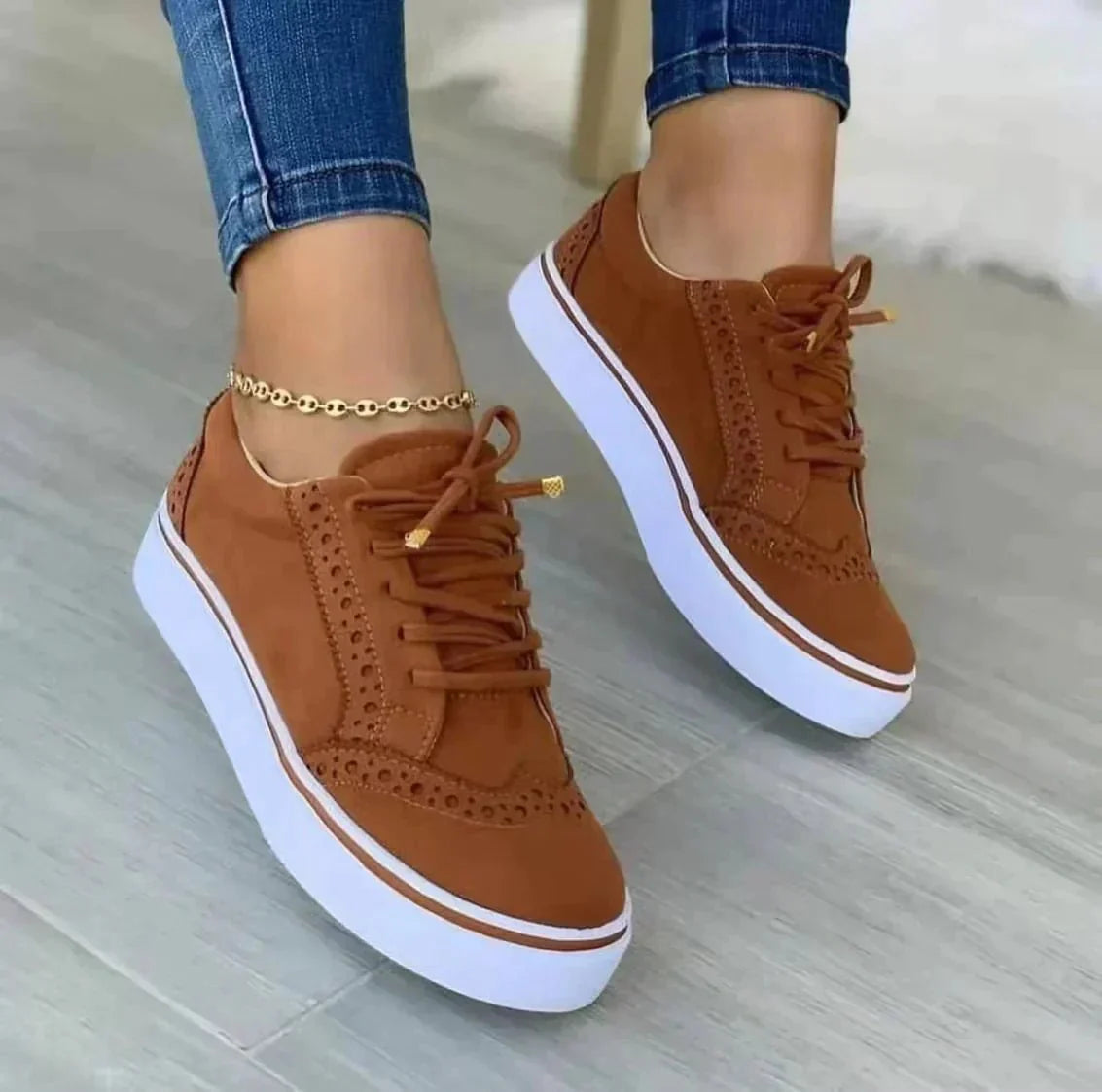 Damskie sneakersy sznurowane z perforowanymi detalami i jasną podeszwą