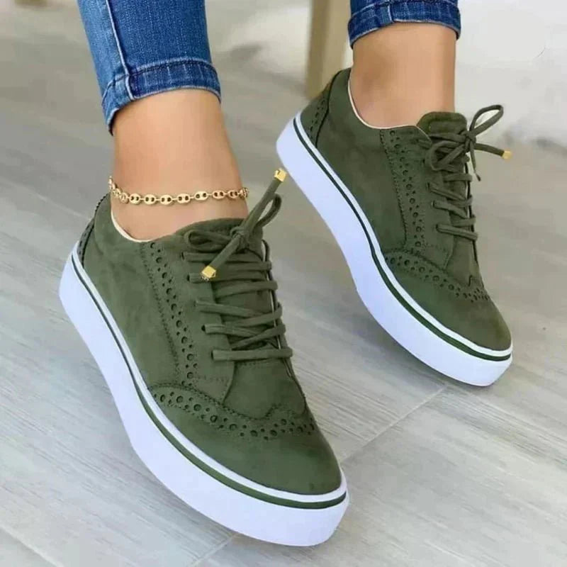 Damskie sneakersy sznurowane z perforowanymi detalami i jasną podeszwą