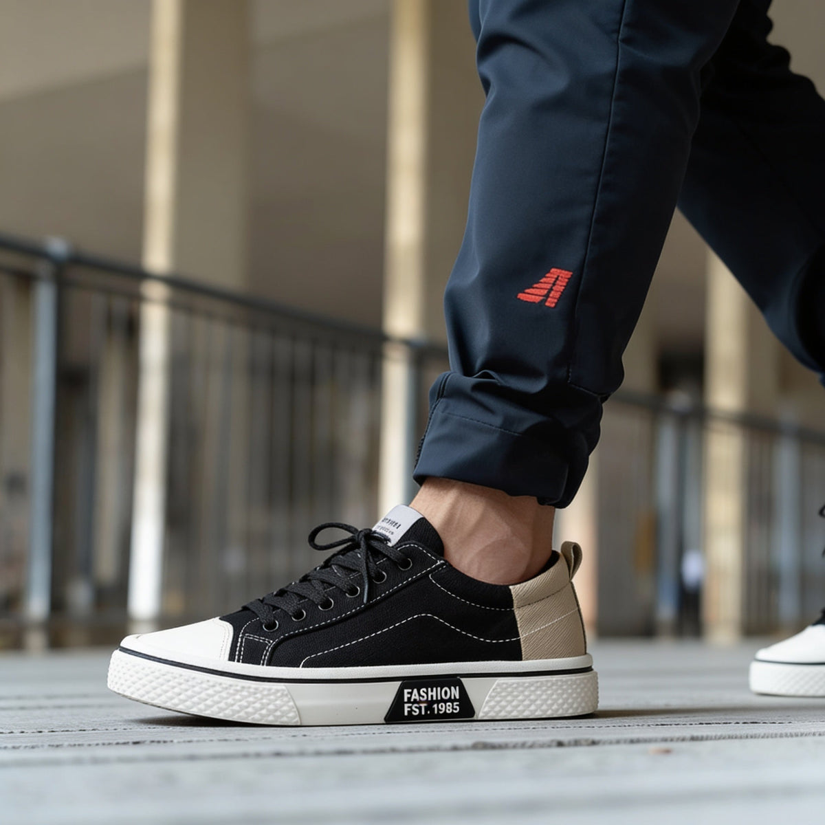 Sneakers unisex con lacci e suola a contrasto