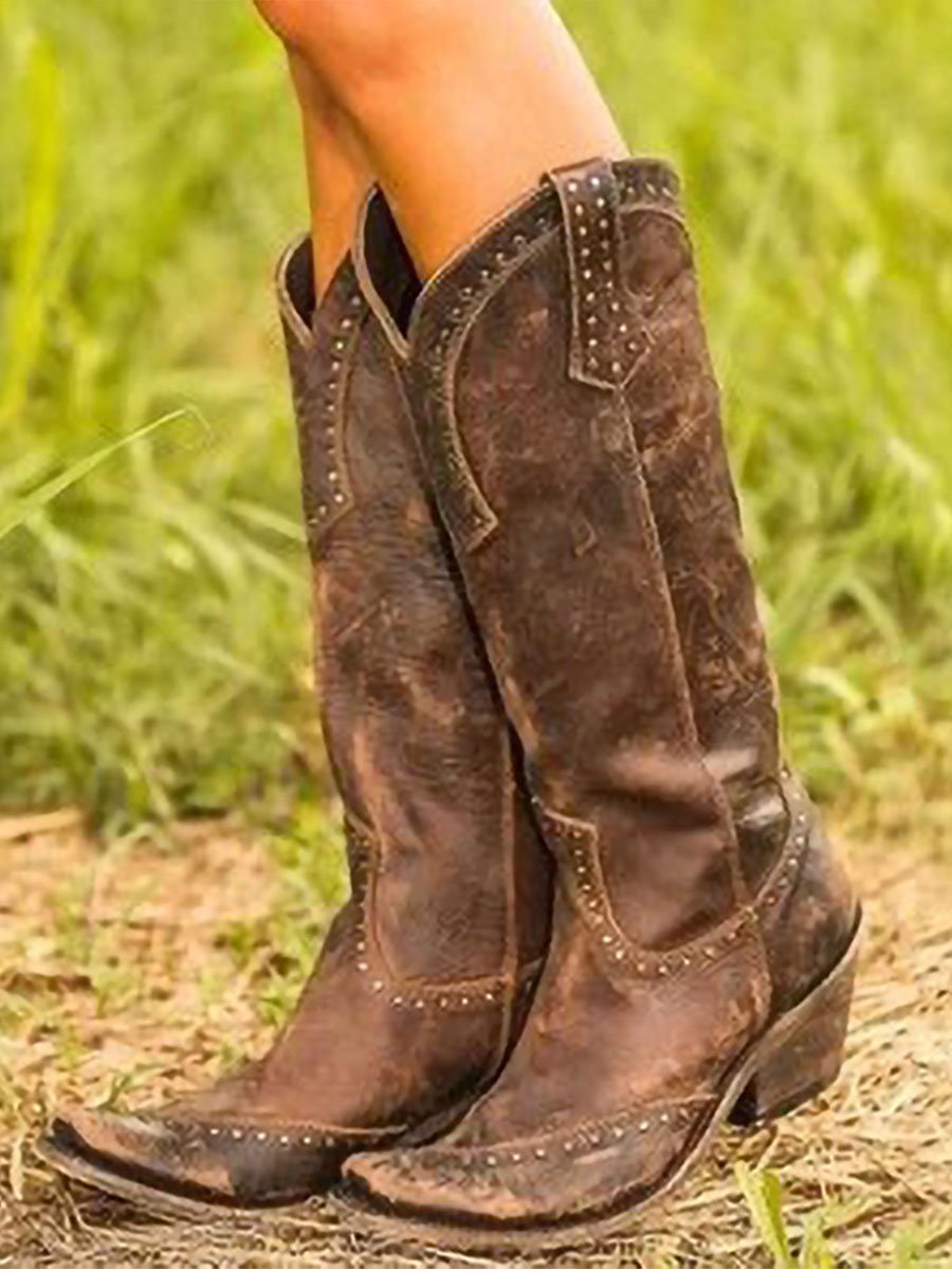 Botas de cowboy de mulher acima do joelho com tachas decorativas