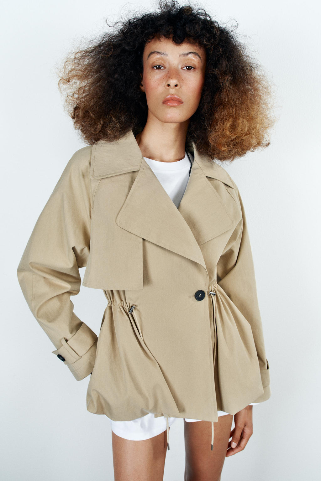 Trench coat oversize de mulher com lapelas, bege