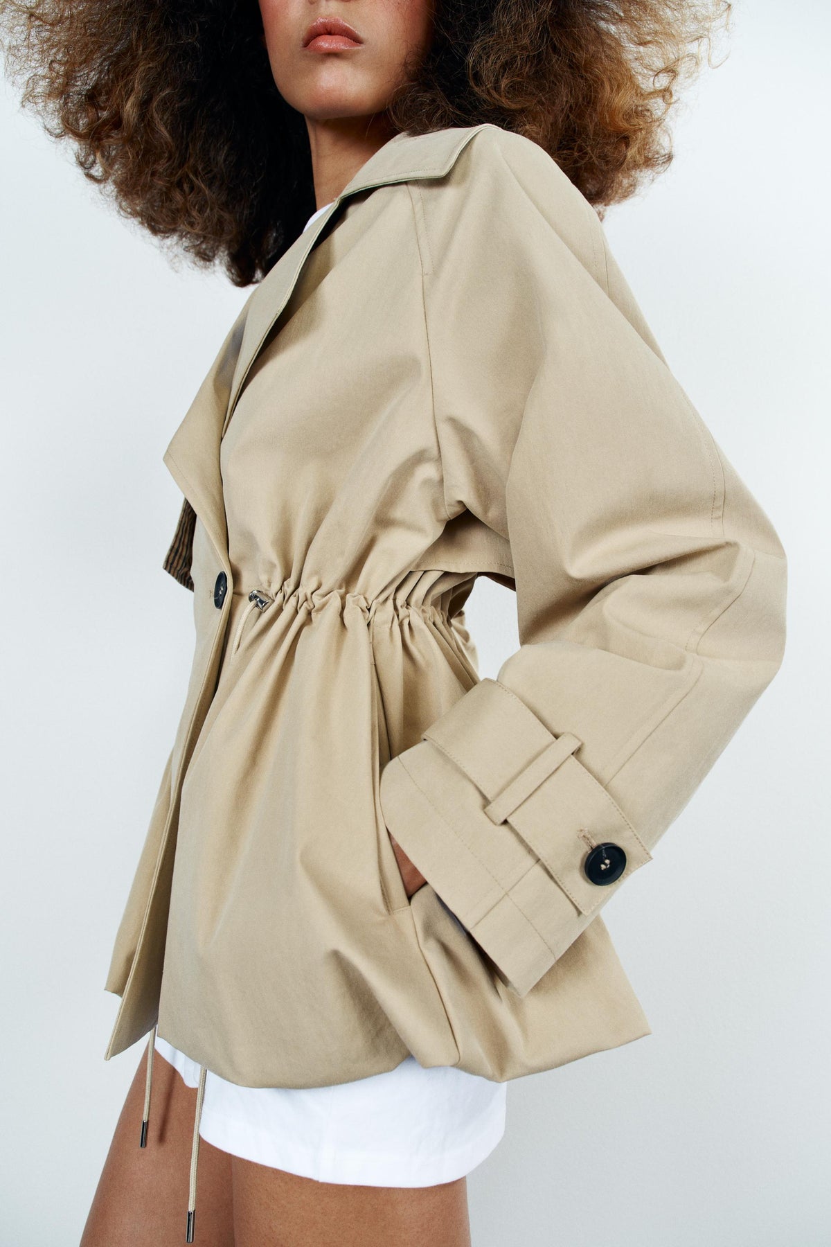 Trench coat oversize de mulher com lapelas, bege