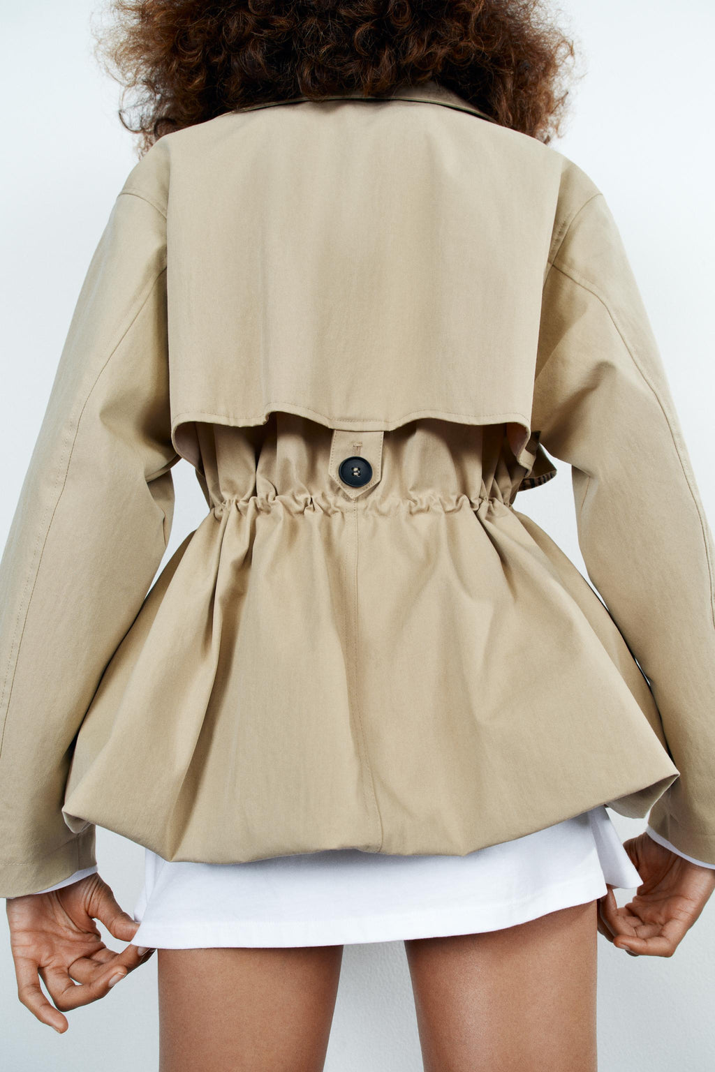 Trench coat oversize de mulher com lapelas, bege