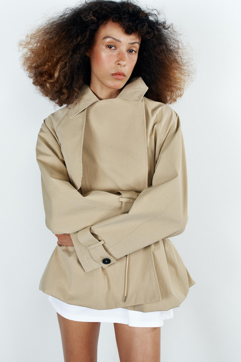 Trench coat oversize de mulher com lapelas, bege