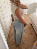 Top bege de mulher de gola alta, sem mangas, corte curto