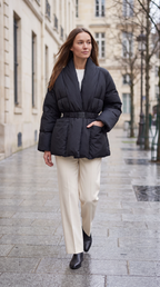 Chaqueta acolchada de mujer con cinturón y cuello alto