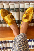 Sapatos de enfiar amarelos de mulher com fivelas decorativas
