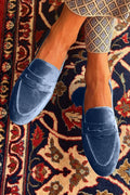 Mocasines de mujer azules sin cordones con acabado aterciopelado