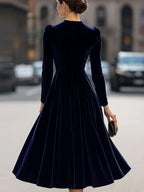 Vestido midi de mulher em veludo com mangas compridas