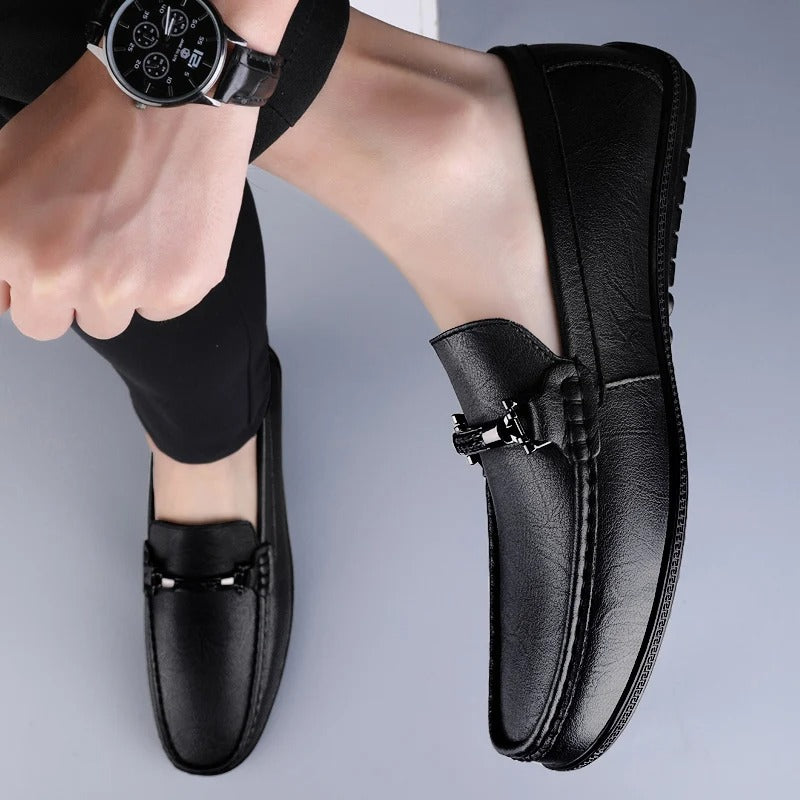Mocasini de bărbați cu baretă decorativă și cusături