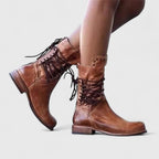 Botines de mujer hasta media pantorrilla con cordones y tachuelas
