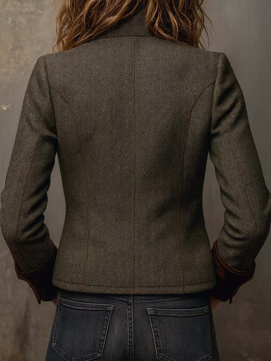 Olivengrøn blazer til damer med sildebensmønster og kontrasterende kant
