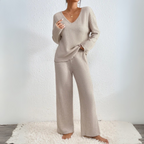 Completo donna in maglia a coste con scollo a V e pantaloni