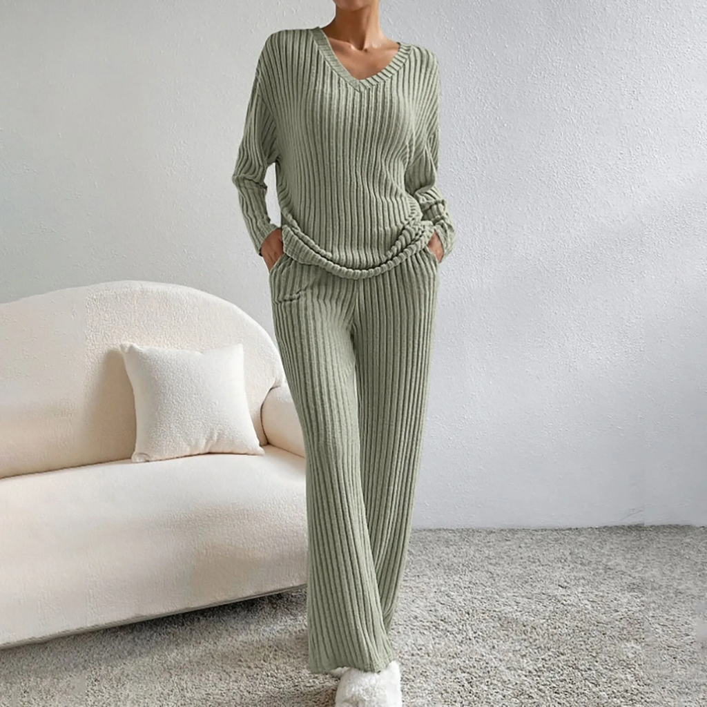 Completo donna in maglia a coste con scollo a V e pantaloni