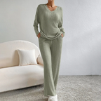 Completo donna in maglia a coste con scollo a V e pantaloni