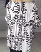 Bluse til damer med geometriske striber og V-hals