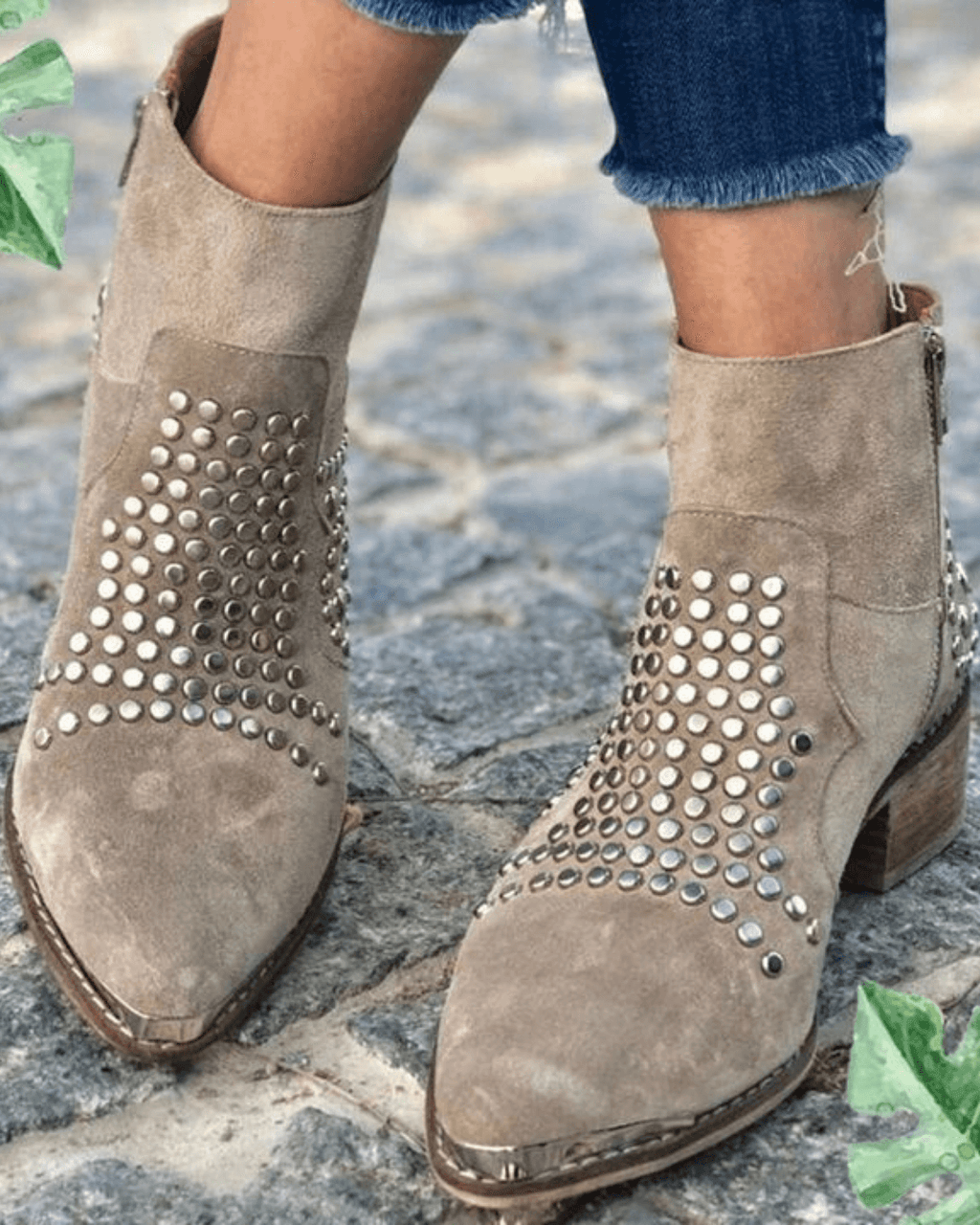 Botins de mulher com ornamentos, biqueira pontiaguda e sola grossa