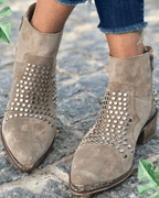 Botins de mulher com ornamentos, biqueira pontiaguda e sola grossa