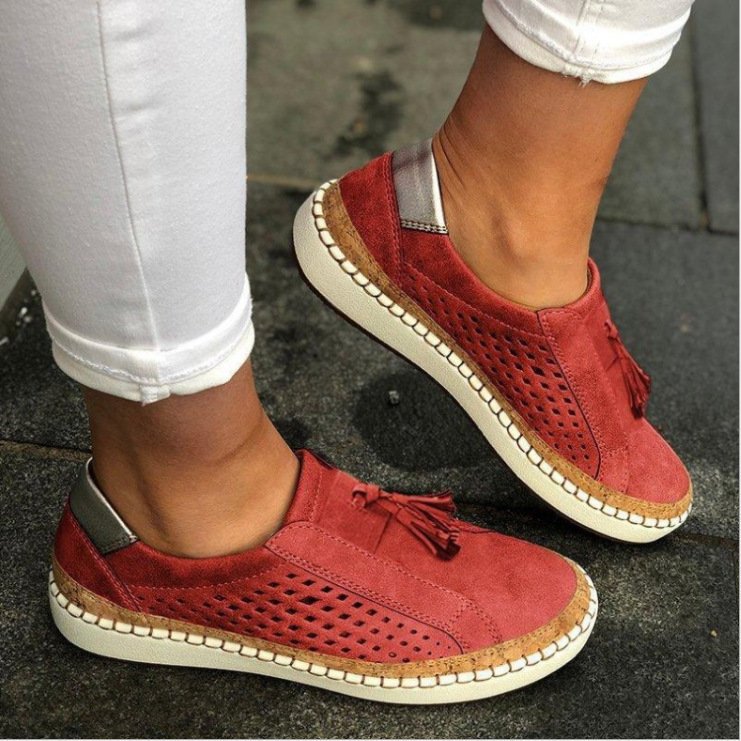 Damskie sneakersy wsuwane z perforowanymi bokami i ozdobnym frędzlem