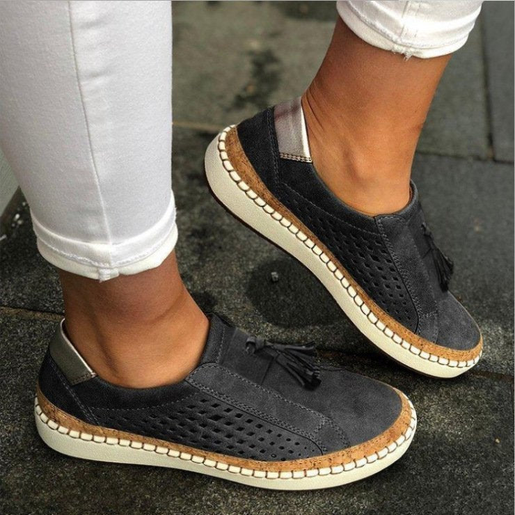 Damskie sneakersy wsuwane z perforowanymi bokami i ozdobnym frędzlem