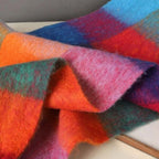 Cachecol multicolor aos quadrados com franjas