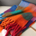 Cachecol multicolor aos quadrados com franjas