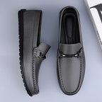 Mocasini de bărbați cu baretă decorativă și cusături