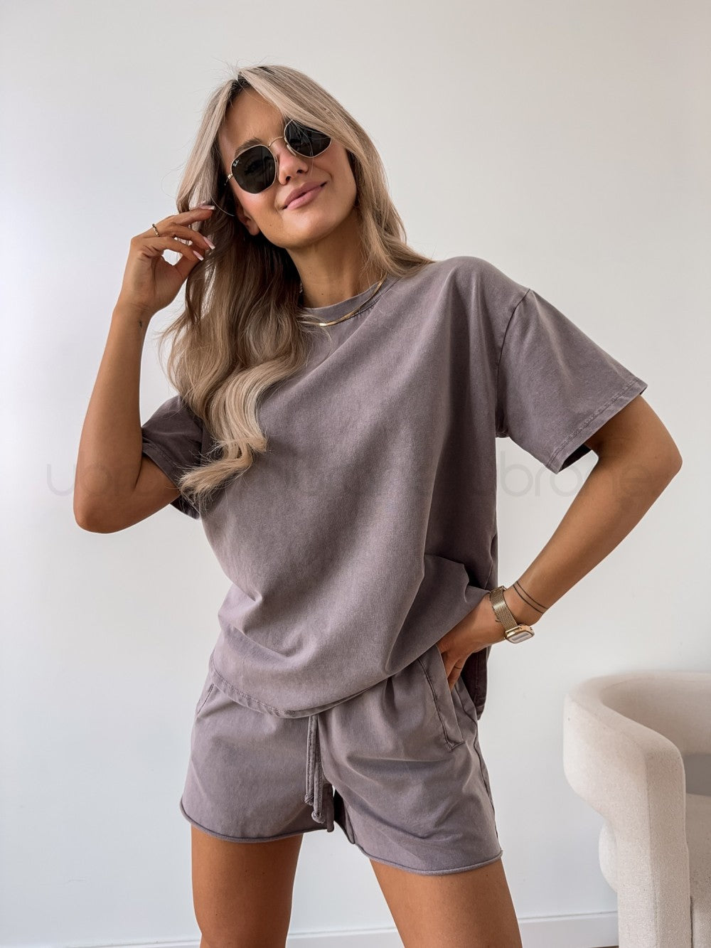 Damski komplet dwuczęściowy: luźny t-shirt i szorty z efektem sprania