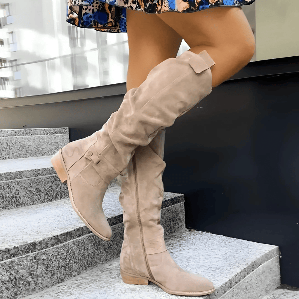 Botas de mulher acima do joelho com cano franzido e salto baixo