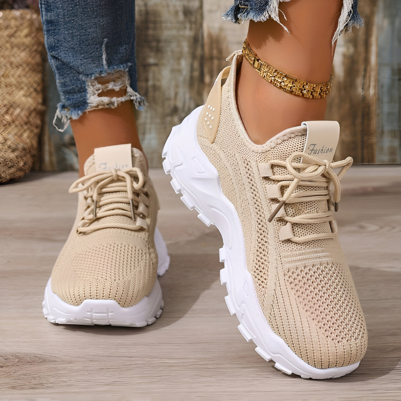 Damskie sneakersy sznurowane z ażurową cholewką i grubą podeszwą