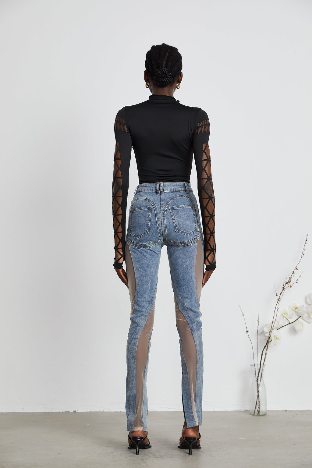 Jean femme ajusté à panneaux transparents et fentes