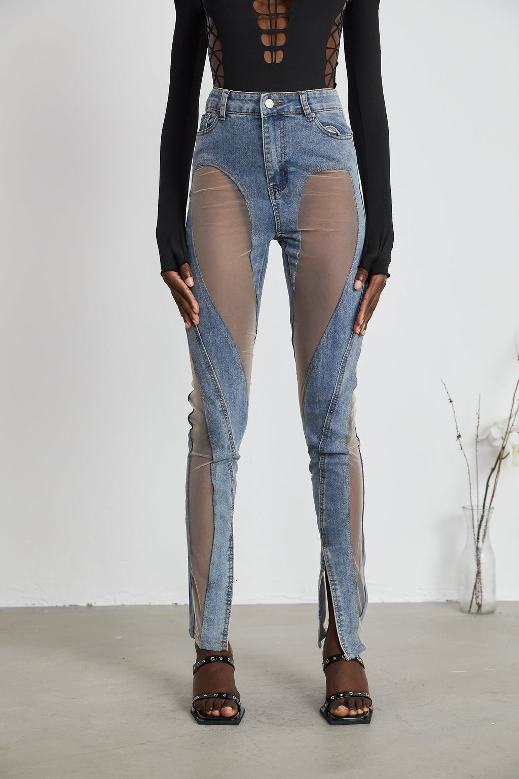 Jean femme ajusté à panneaux transparents et fentes