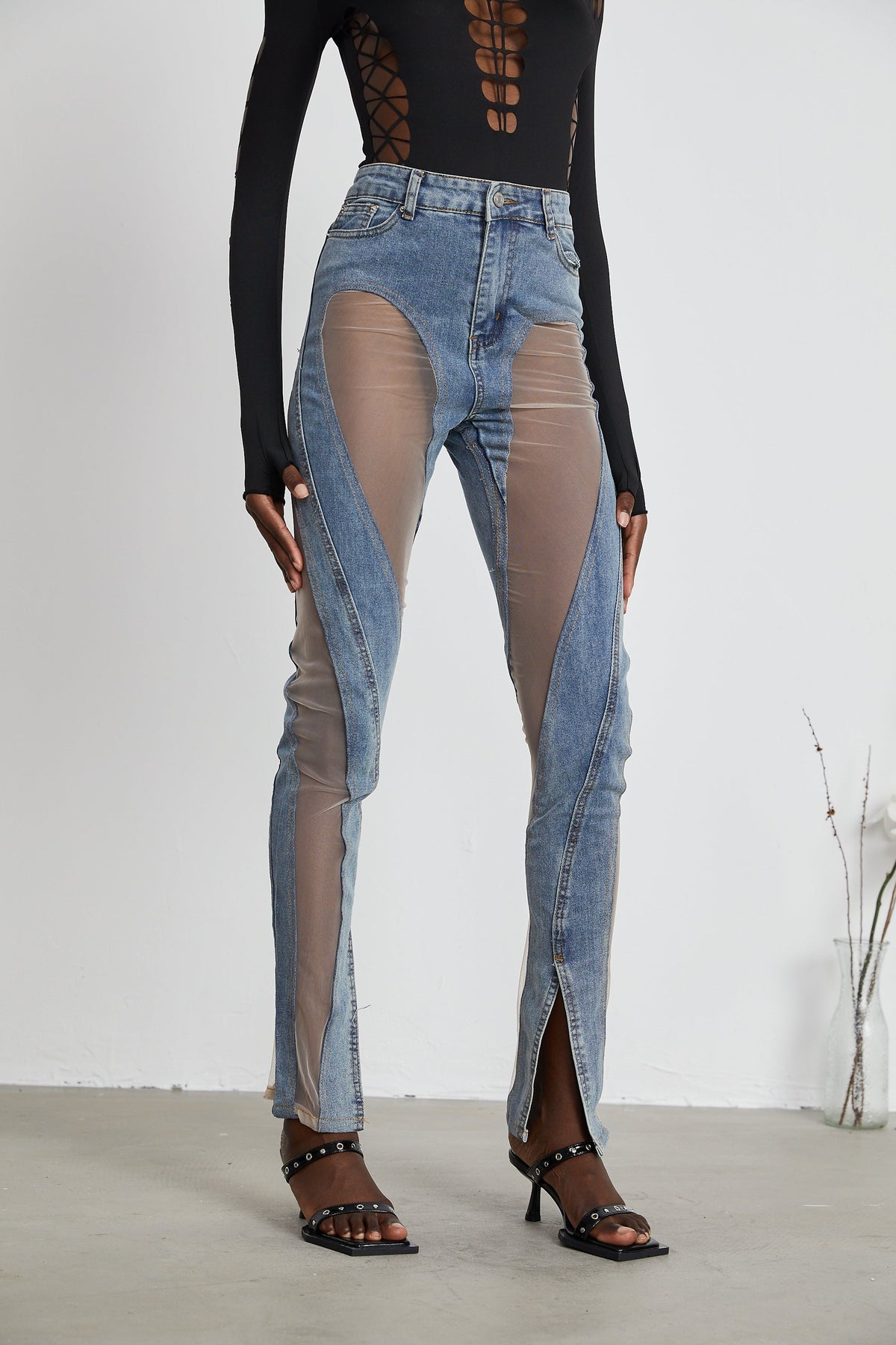 Jean femme ajusté à panneaux transparents et fentes