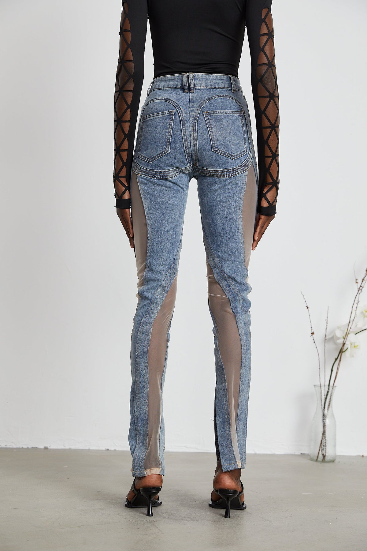 Jean femme ajusté à panneaux transparents et fentes