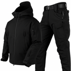 Conjunto outdoor de homem com casaco com capuz e calças cargo